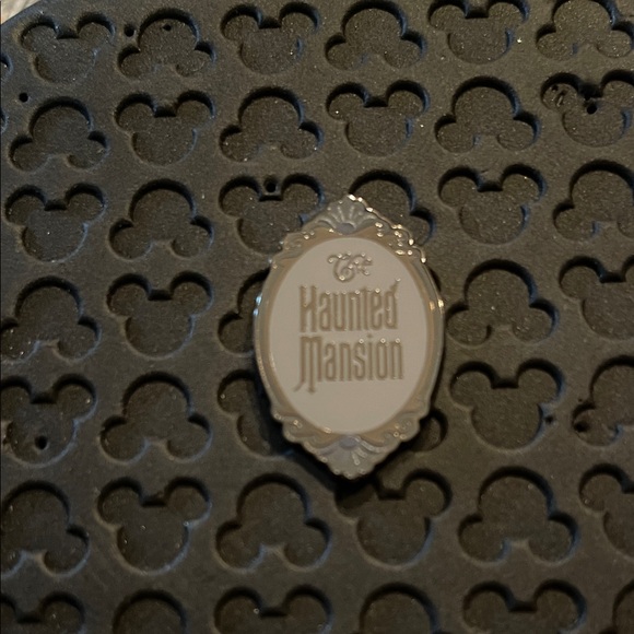 Haunted Mansion Enamel Pin - Picture 1 of 2